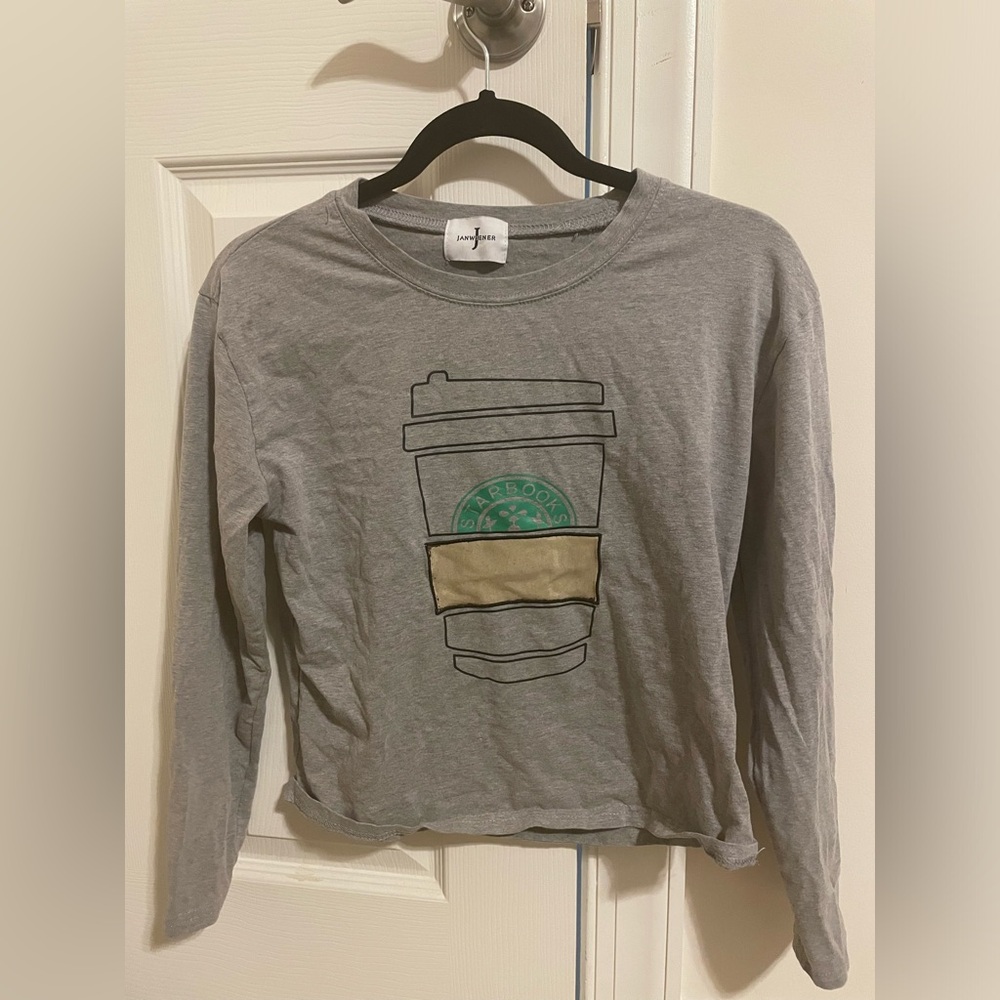 small grey t shirt with a coffee cup that says starbooks